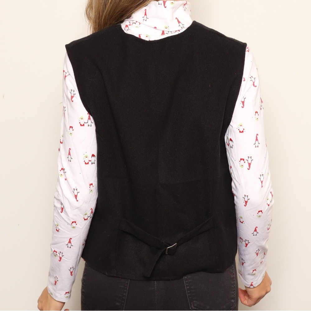 🎄❄️ Festive Black Holiday Vest with Candy Cane and Snowflake Accents - Picture 4 of 5
